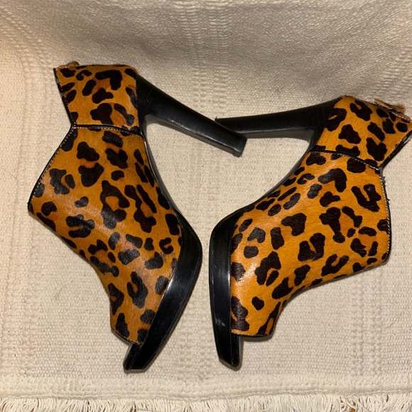 Banana Republic Leather Cowhair Leopard Print Open Toe High Heels - Picture 4 of 9